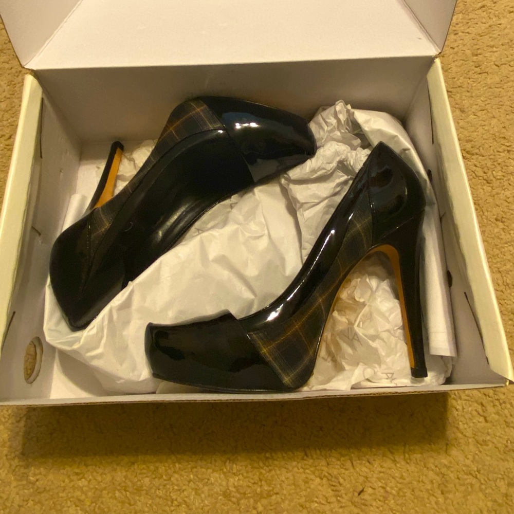 Size 37 Aldo shoes. New in box.